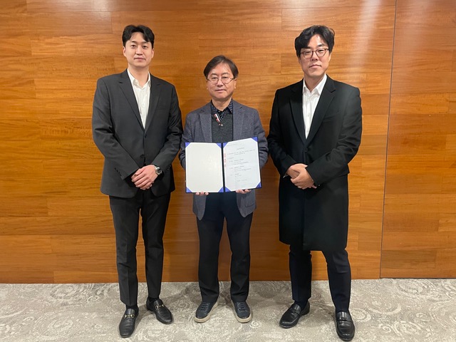 From left, Professor Oh Yoo-kwon of Ajou University, CEO Jeong Jae-hak of CN1, and Professor Lee Han Boram of Incheon National University