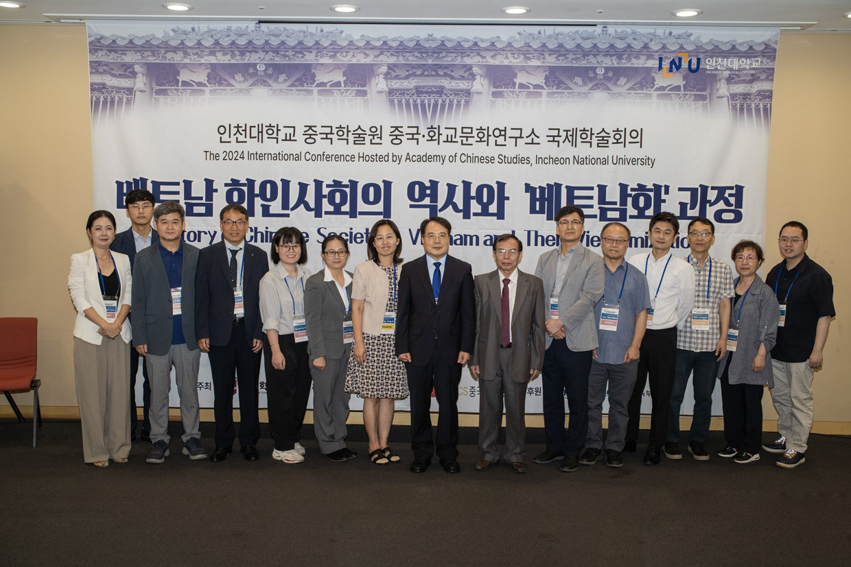  MOU 협약을 맺은 후 인천대 총장을 비롯한 여러 관계자와 함께 한 사진