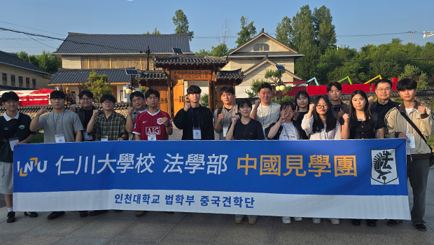 윤동주 시인 생가 앞 단체사진