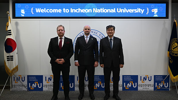 좌측부터) 바흐탕 차가렐리(Vakhtang Tsagareli) KIU 총장, 타라시 파파스쿠아(Tarash Papaskua) 대사, 이인재 총장