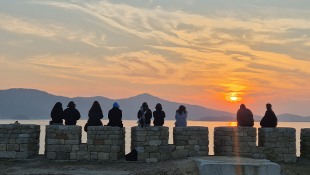 ‘상호문화 커뮤니티 프로그램’ 노을 지는 풍경 속 단체 사진