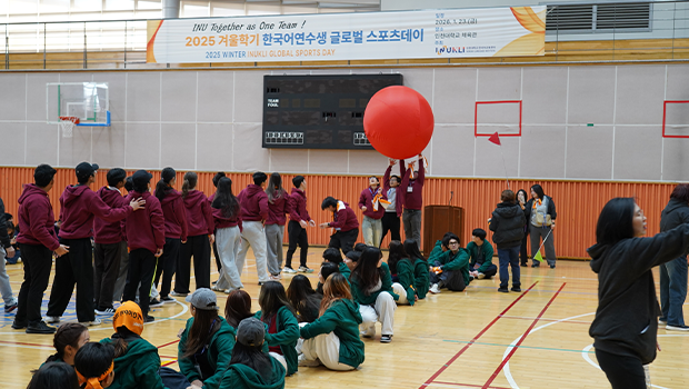 인천대학교 한국어교육센터. 연수생들이 팀별로 협력해 경기에 참여하며 호흡을 맞추고 있다.