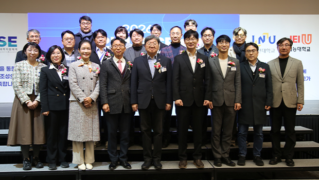 &lsquo;2026 RISE사업 인-재 컨소시엄 공동 성과공유회&rsquo;에 참석한 주요 내빈 및 관계자 단체 기념 촬영