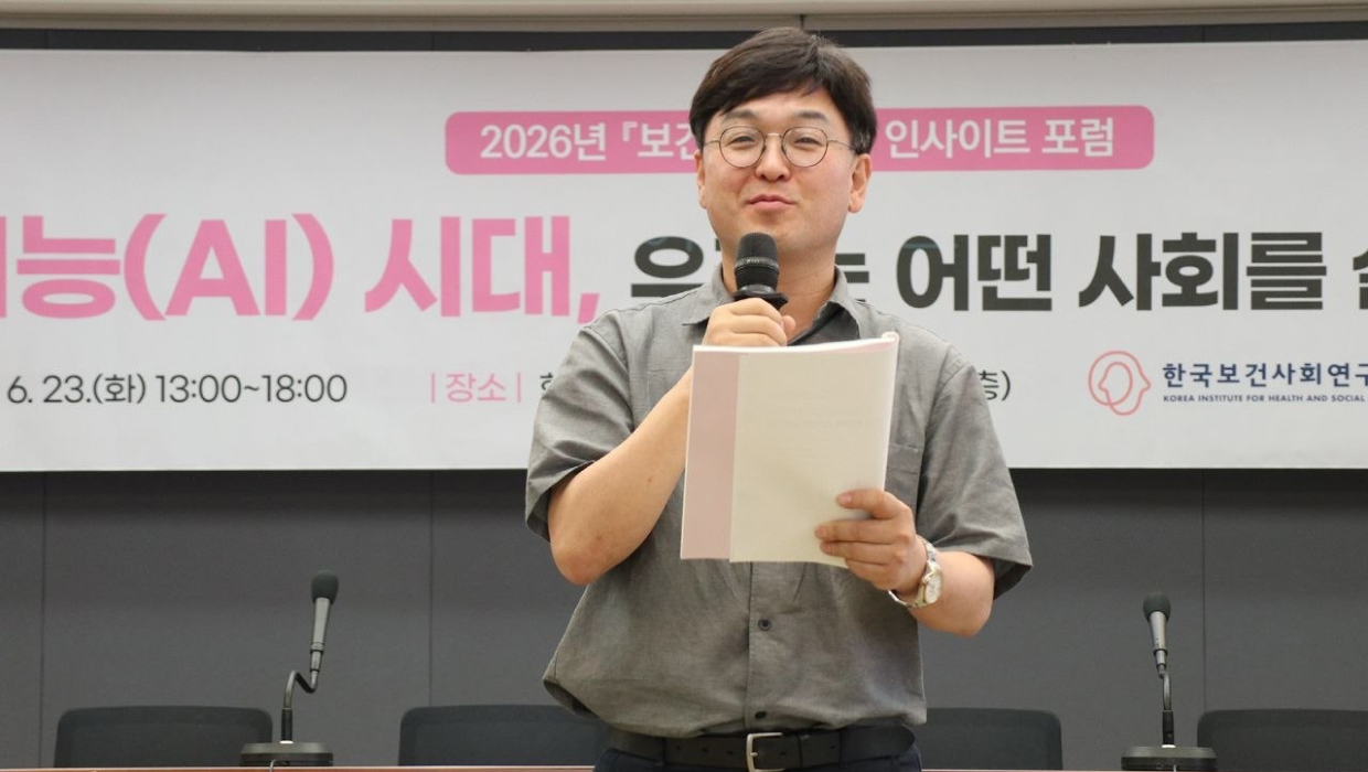 『보건사회연구』 제8회 우수논문을 수상한 인천대학교 사회복지학과 전용호 교수