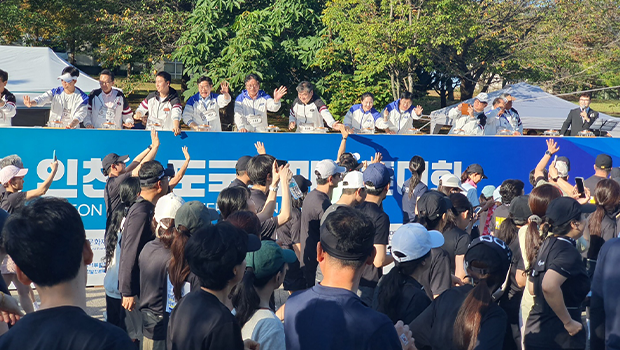 이인재 인천대학교 총장이 지난 20일 인천대학교 송도캠퍼스 정문 일원에서 열린 &lsquo;2026 인천송도국제마라톤대회&rsquo;에서 출발하는 참가자들과 하이파이브를 하며 응원하고 있다.