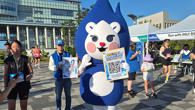 인천대학교 공공의대 설립 서명운동에 동참하고 있는 시민들