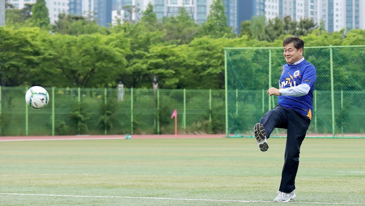 President In-Jae Lee of Incheon National University kicks off the U-League university football match. 대표이미지